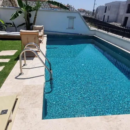 Havuzlu Tas Ev * Çeşme