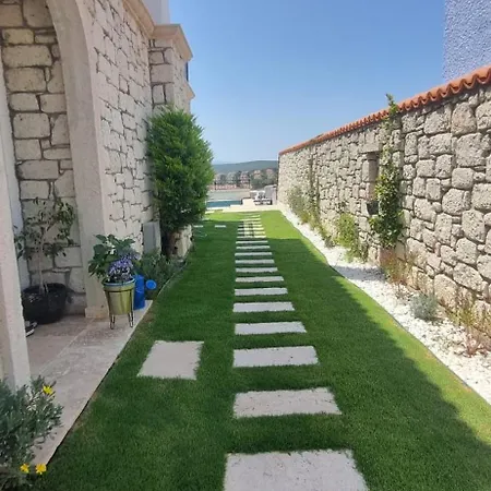 Nyaraló Havuzlu Tas Ev