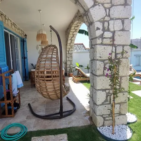 Havuzlu Tas Ev * Çeşme