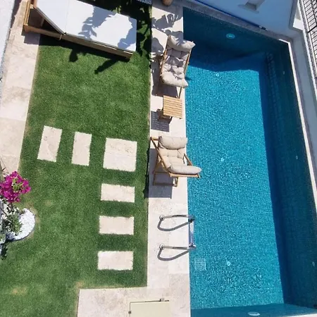 Havuzlu Tas Ev Сasa de vacaciones Çeşme