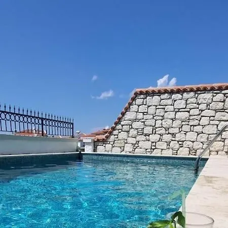 Havuzlu Tas Ev Casa de Férias